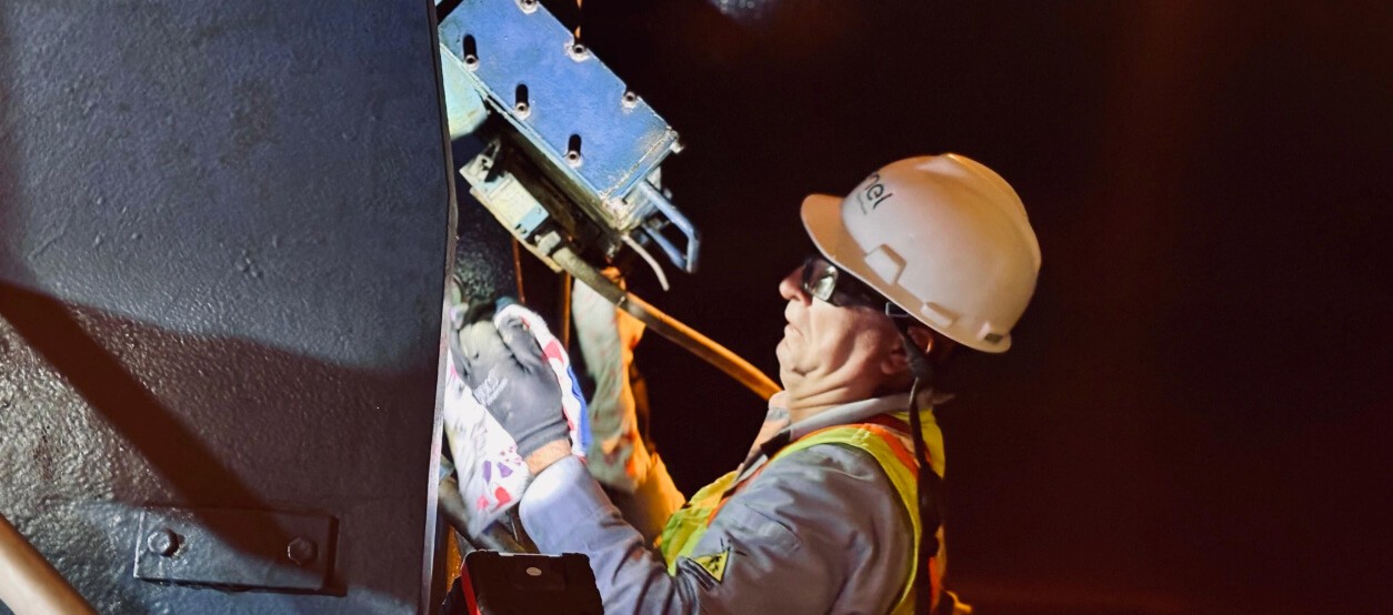 Técnico de Enel realiza mantenimiento subacuático en la central hidroeléctrica El Guavio