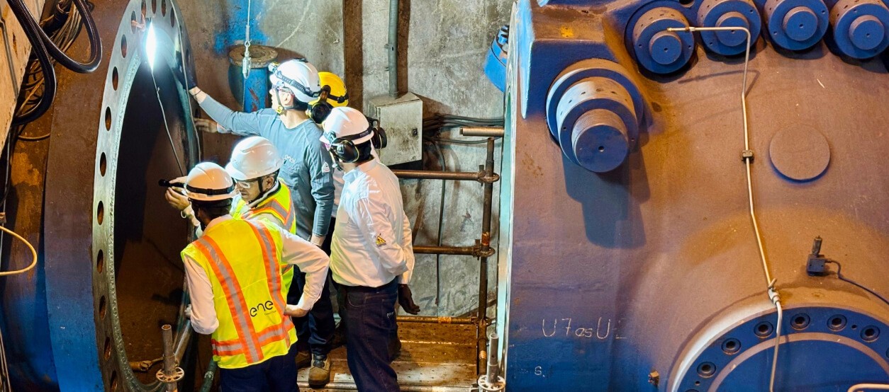 Equipo técnico de Enel inspecciona estructura interna durante mantenimiento en la central El Guavio