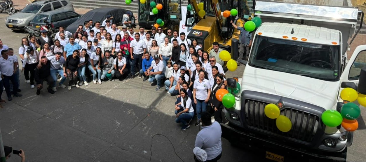 Cuadrillas técnicas de Enel Colombia realizando trabajos en la red eléctrica de La Candelaria