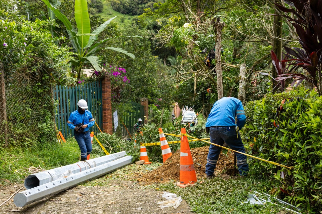 Técnicos Enel Colombia interviniendo red eléctrica afectada por hurto en zona residencial – Bogotá 2025