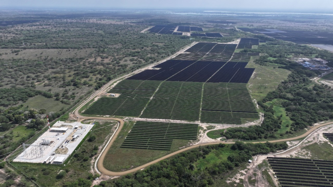 Vista aérea del cluster solar Guayepo Enel Colombia – complejo fotovoltaico más grande del país, Atlántico