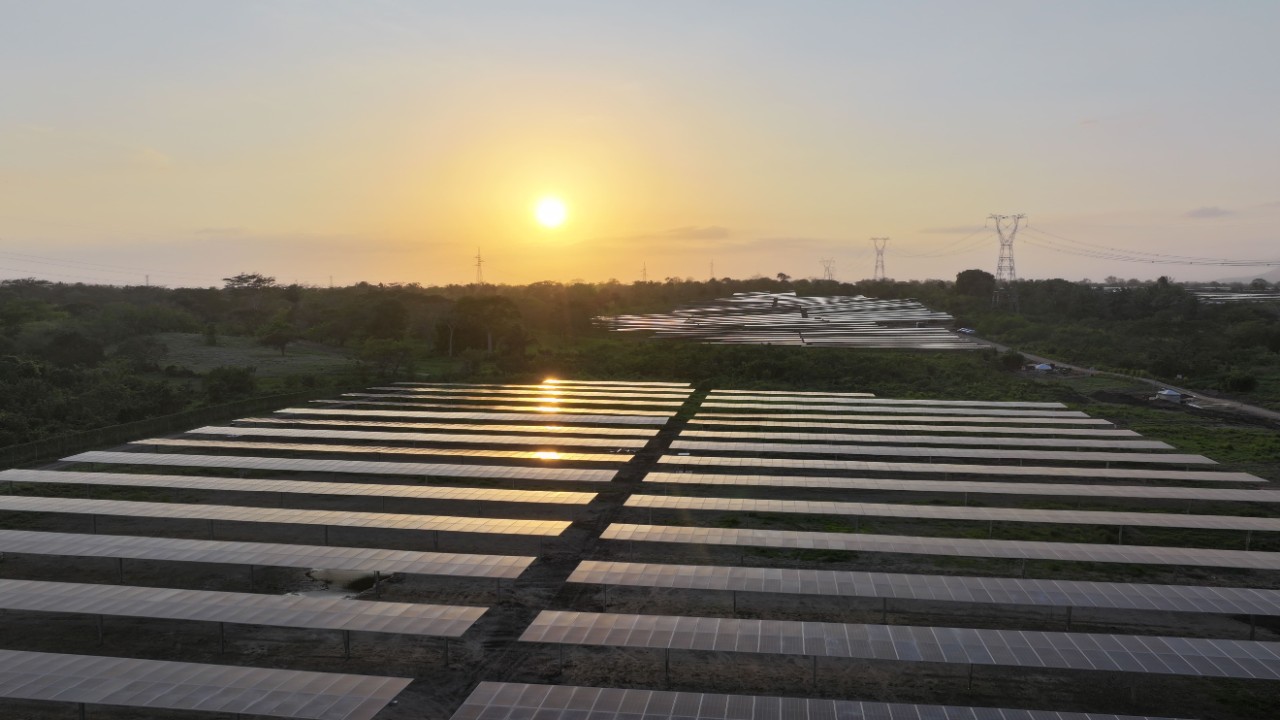 Parque solar Atlántico Enel Colombia al atardecer con líneas de transmisión – Sabanalarga, Atlántico