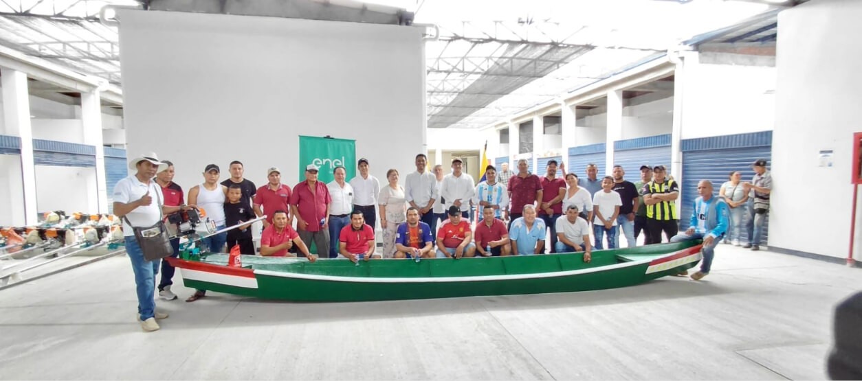 Pescadores artesanales del Huila reciben embarcación y equipos de Enel Colombia en programa de apoyo productivo 2025