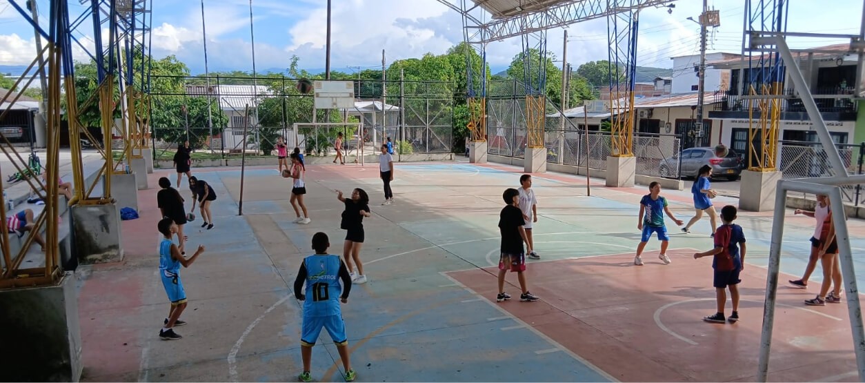 Equipo y comunidad en entrega de maquinaria para mejorar vías rurales.