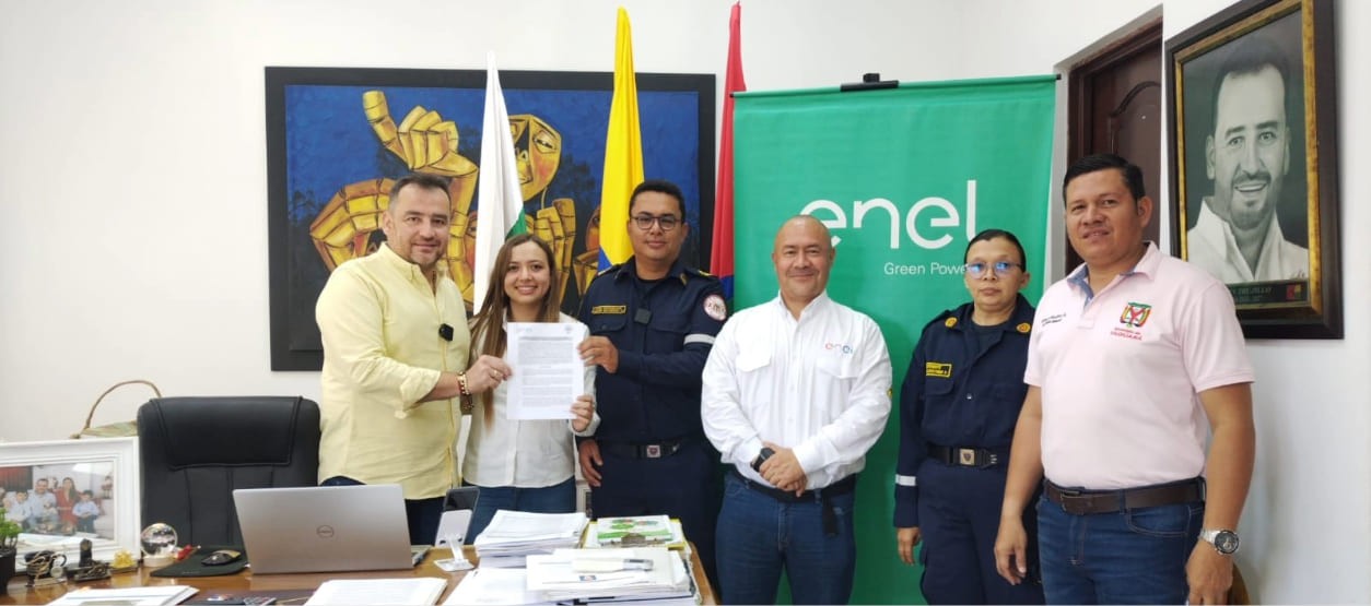 Representantes de Enel Colombia y autoridades locales firman convenio de cooperación con cuerpo de bomberos en el Huila