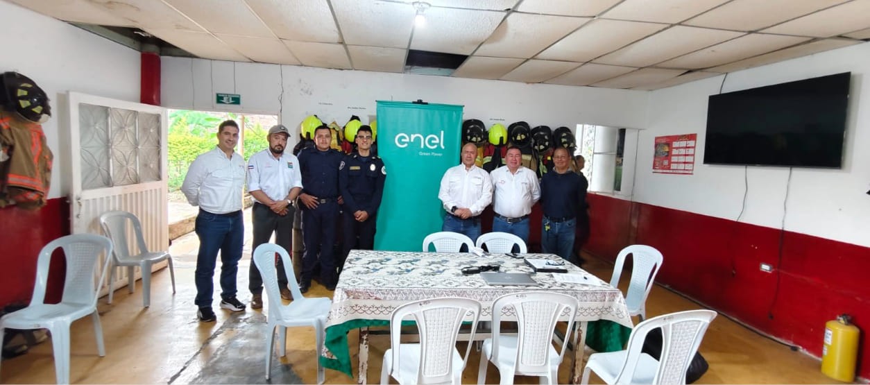 Funcionarios de Enel Colombia y cuerpo de bomberos reunidos para socialización de convenio de cooperación en el Huila
