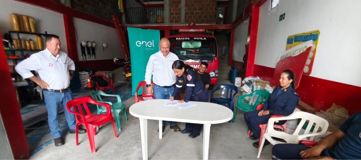 Equipo de Enel Colombia y bomberos de Paicol en estación de rescate durante entrega de equipos y herramientas, Huila