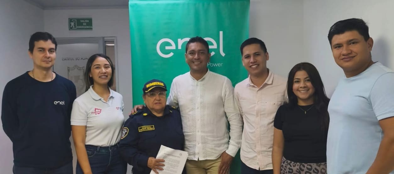 Personal de Enel Colombia junto a bomberos voluntarios tras firma de convenio de dotación de equipos en municipio del Huila