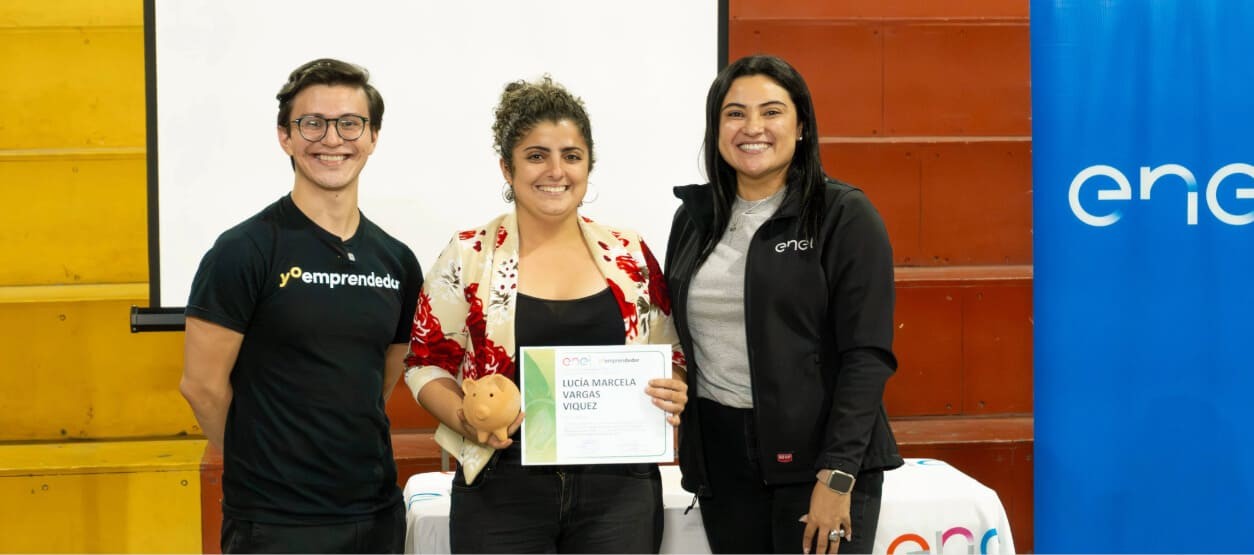 Representantes de Enel y Yo Emprendedor en ceremonia de cierre del programa Emprende con Enel en Costa Rica
