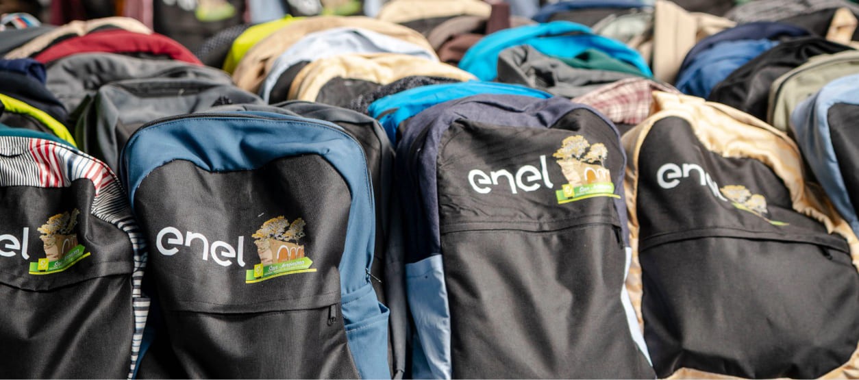 Mochilas escolares con logo Enel elaboradas con tela corporativa reciclada, programa Tejiendo Sueños con Energía Guatemala