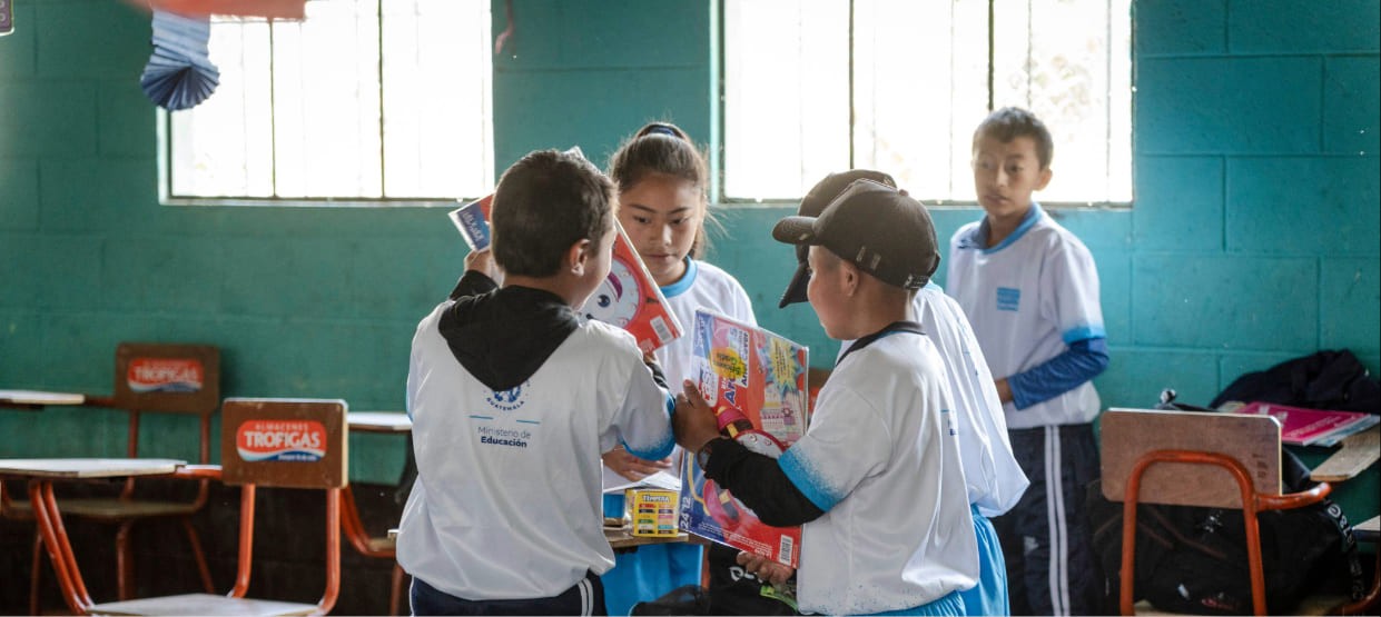 Estudiantes de escuela rural en Guatemala reciben kits escolares del programa Tejiendo Sueños con Energía de Enel