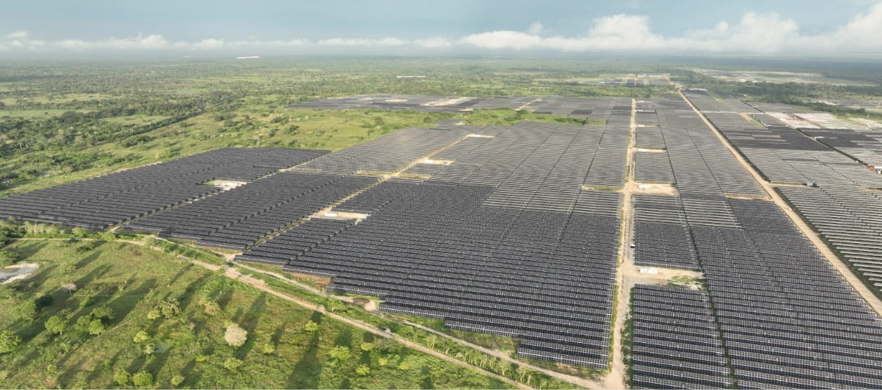 Vista aérea de parque solar de Enel Colombia con paneles fotovoltaicos instalados en zona rural.