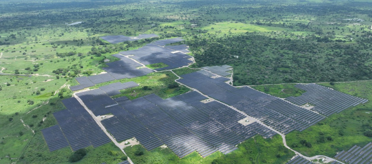 Vista aérea de paneles solares de Enel Colombia rodeados de zonas verdes en Colombia.