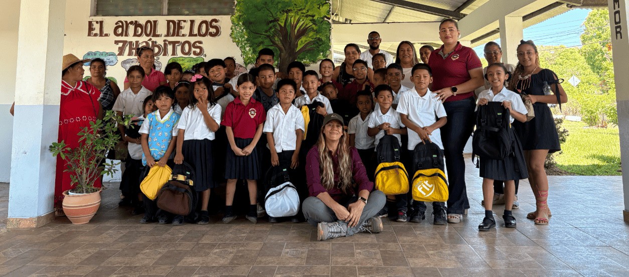 Estudiantes de Chiriquí con kits escolares del programa Tejiendo Sueños con Energía
