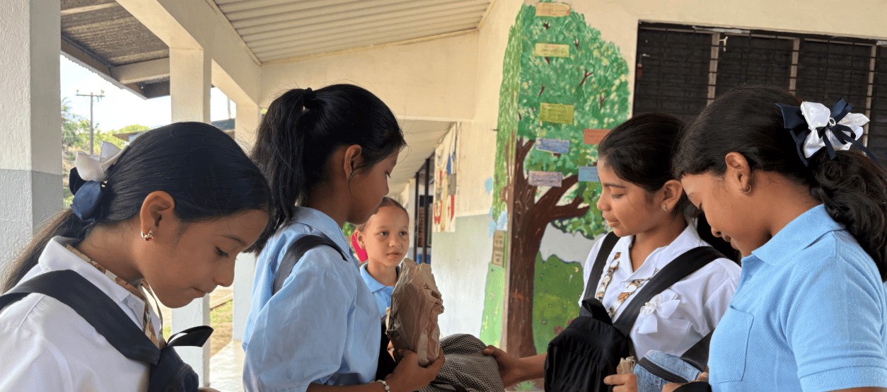 Estudiantes revisan kits escolares entregados por Enel Panamá en Chiriquí