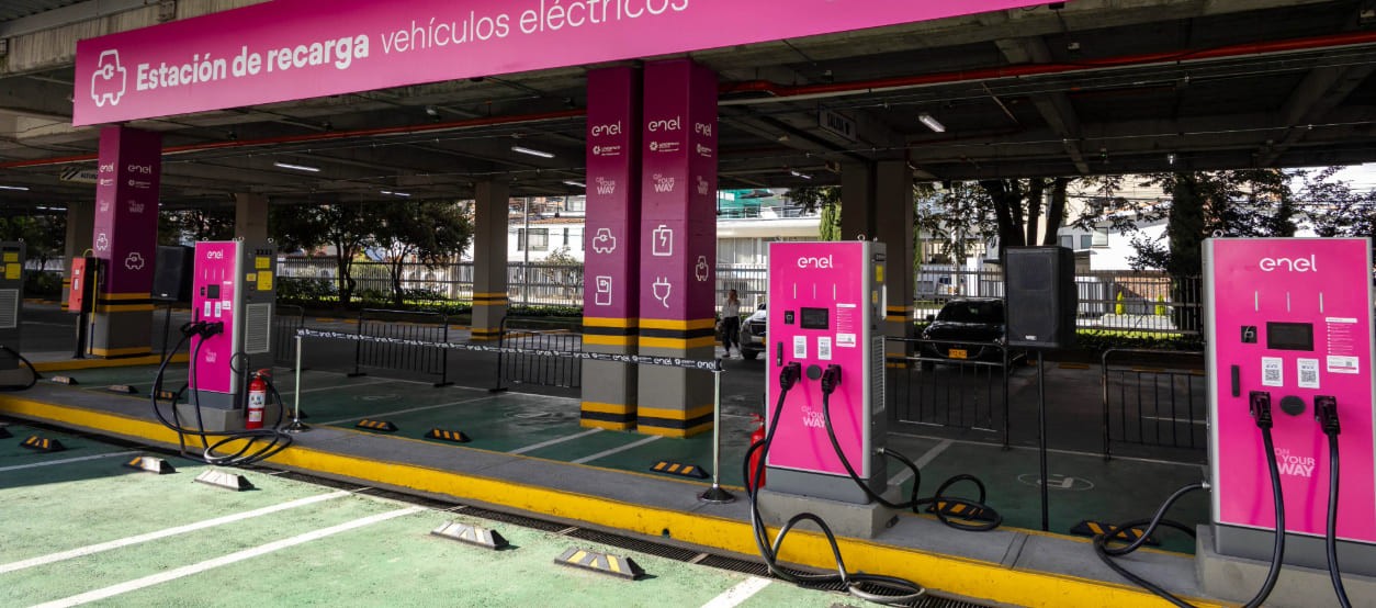 Equipos de carga rápida para vehículos eléctricos en Unicentro Bogotá