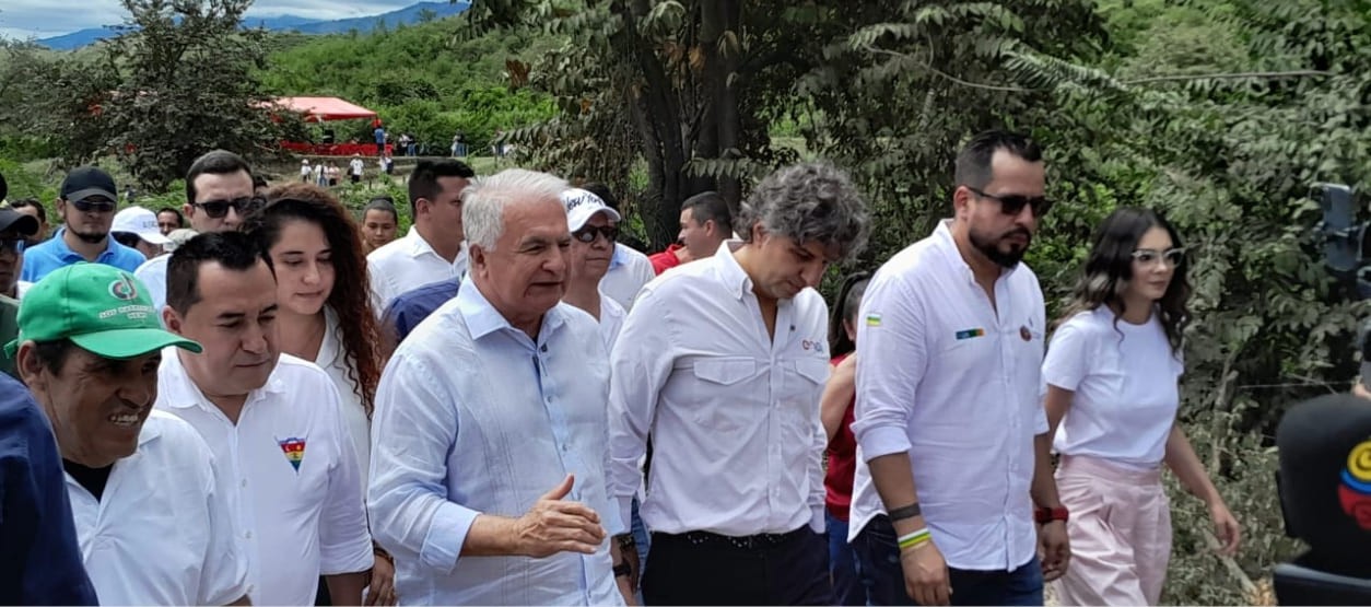 Obras vía Algeciras Huila