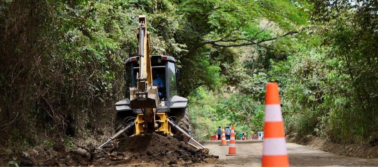 Maquinaria amarilla realiza trabajos iniciales en la vía Algeciras durante el proyecto de rehabilitación vial.
