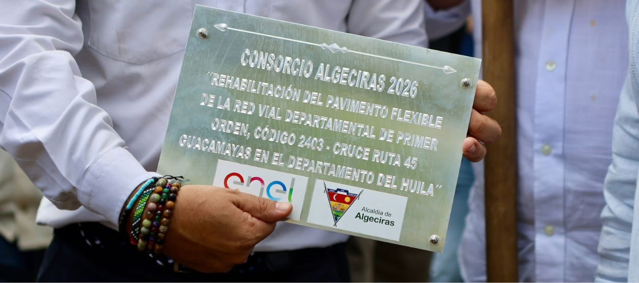Detalle de la placa oficial del proyecto de rehabilitación de la vía Algeciras en Huila.