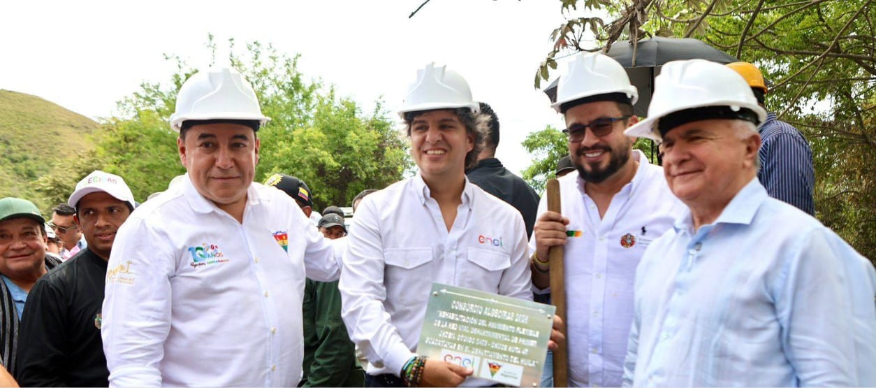 Representantes de Enel Colombia y autoridades del Huila presentan placa de inicio de obras en la vía Algeciras.