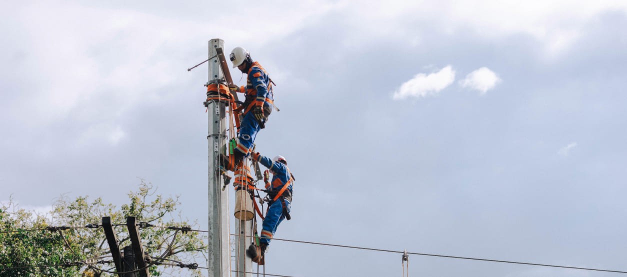 Trabajadores de Enel ejecutan labores de mantenimiento en infraestructura eléctrica de Villeta.