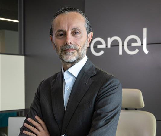 Retrato corporativo de un directivo de Enel vestido con traje oscuro y camisa clara