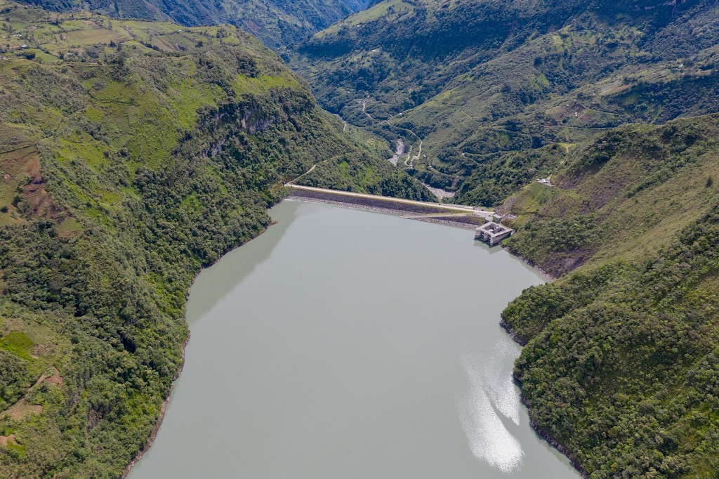 Integrantes de Enel Colombia y pescadores artesanales durante la presentación de Guardianes del embalse El Quimbo