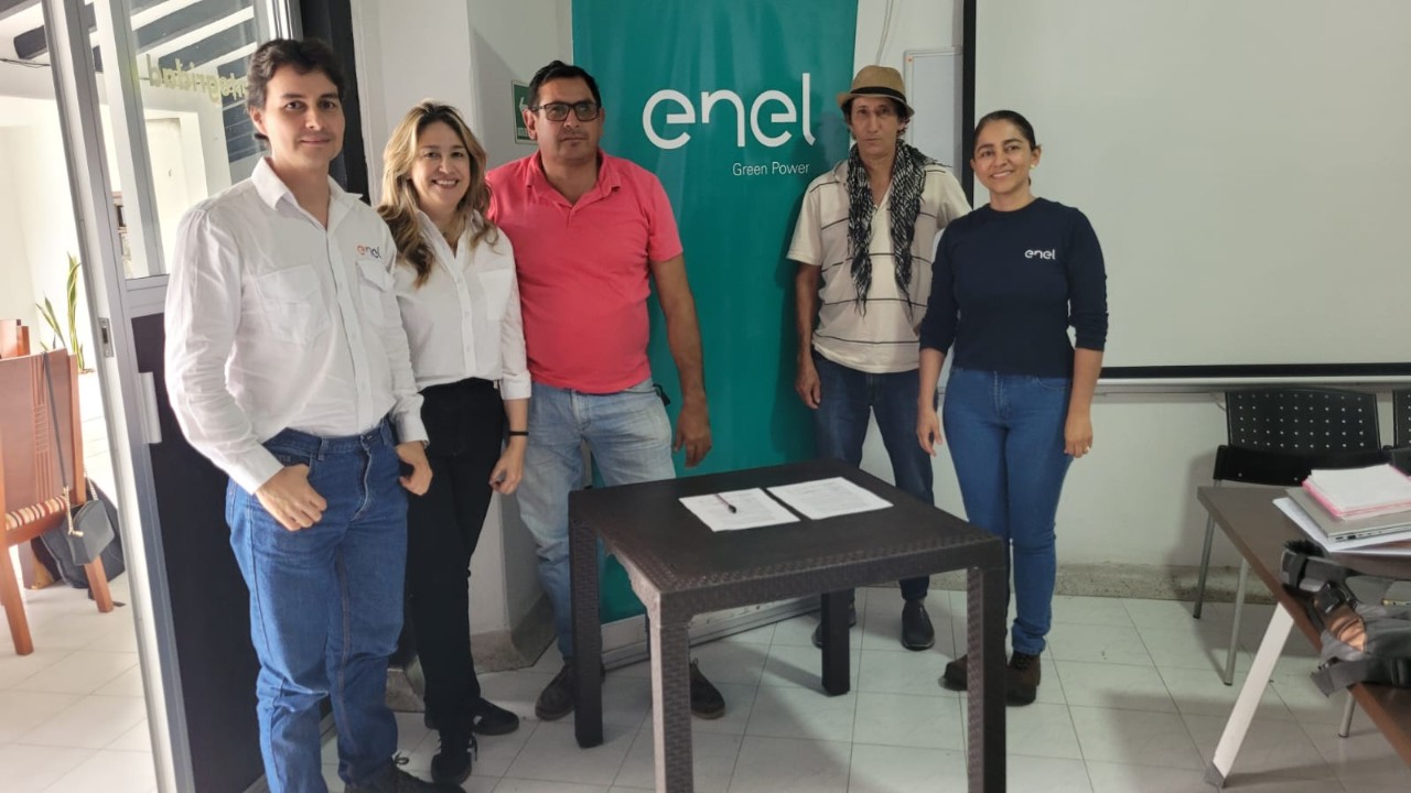 Integrantes de Enel Colombia y pescadores artesanales durante la presentación de Guardianes del embalse El Quimbo