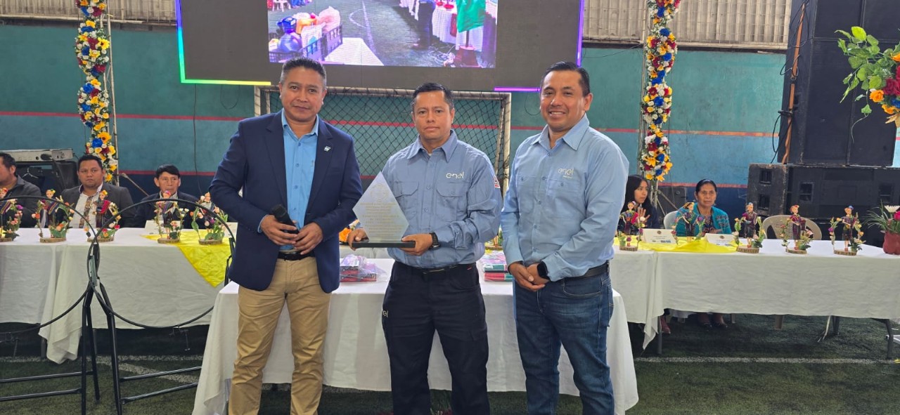 Representantes de Enel Guatemala durante una actividad de formación técnica y emprendimiento en Zunil