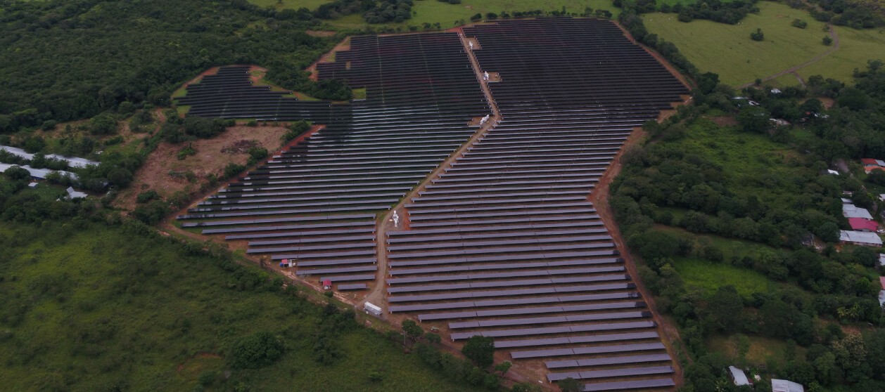 Con 11 parques solares, Enel Panamá contribuye con la matriz energética del país, haciéndola más limpia y diversa.