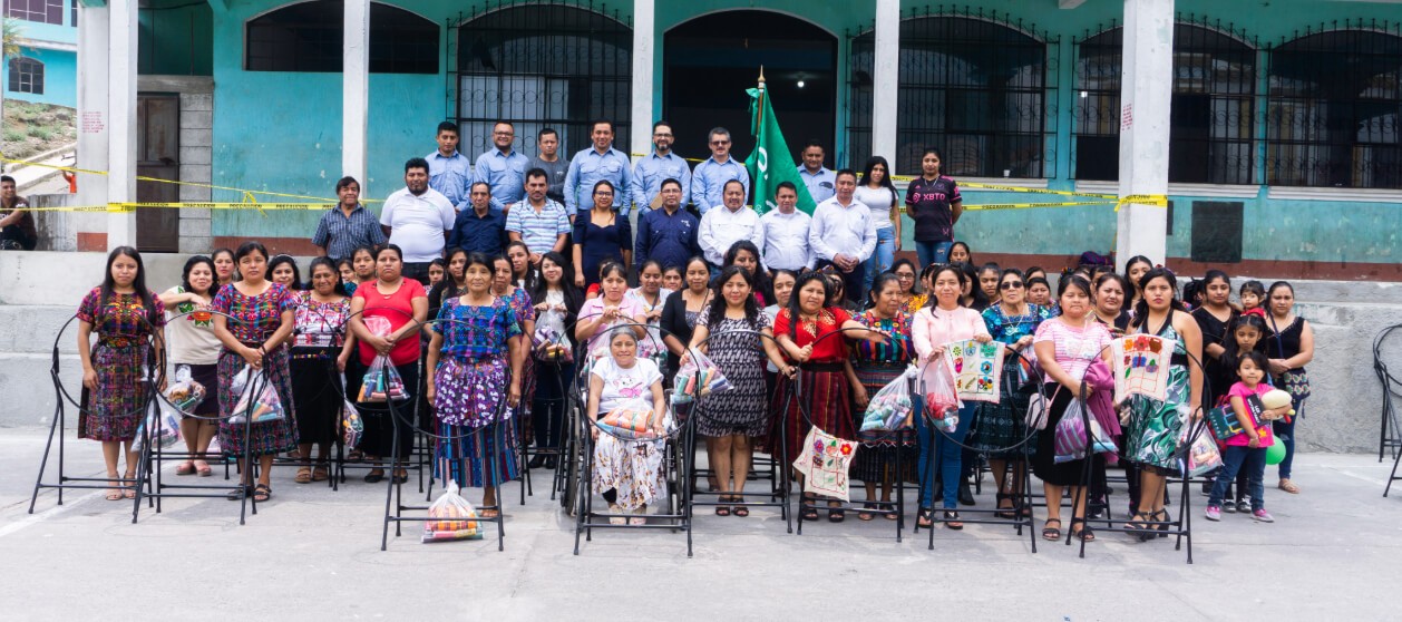 Enel Corporativo | ‘Bordando Sueños con Energía’, una iniciativa de Enel que promueve la formación de 77 mujeres de Zunil en bordado de güipiles típicos