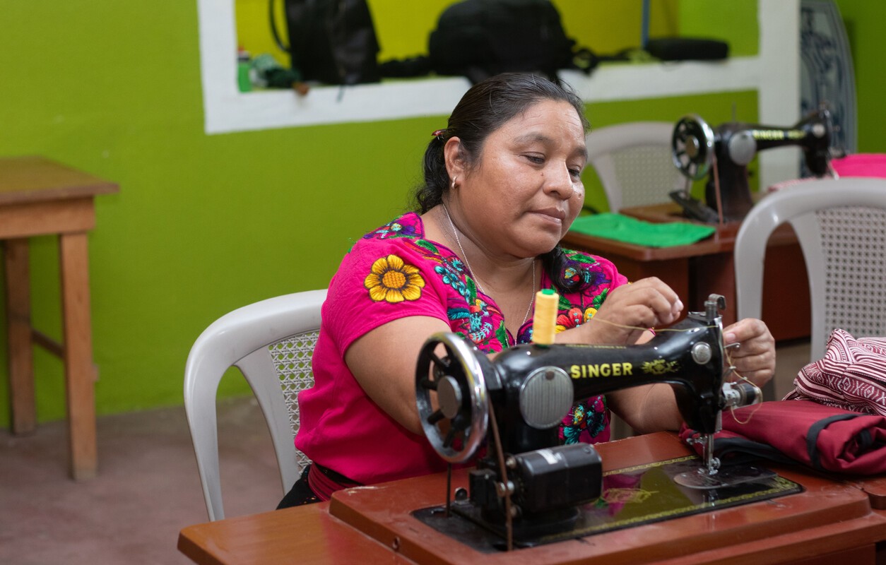 mujer con máquina de coser