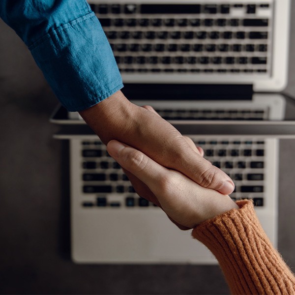 Apretón de manos entre técnico y cliente como símbolo de acuerdo en cobros por recuperación de energía